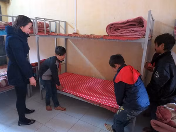Các em học sinh bán trú phấn khởi khi có thêm tấm nệm ấm để nằm.