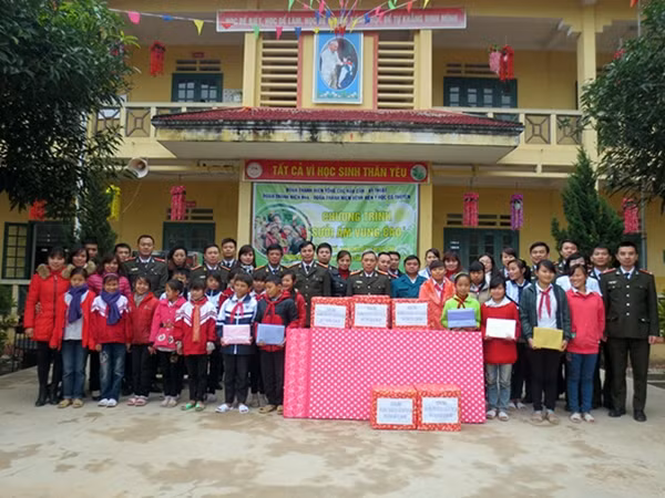 Đoàn công tác của Cục Quản lý trang bị kỹ thuật và trang cấp, Bệnh viện Y học cổ truyền tặng quà thầy trò Trường Mầm non, Tiểu học và THCS Tòng Sành.