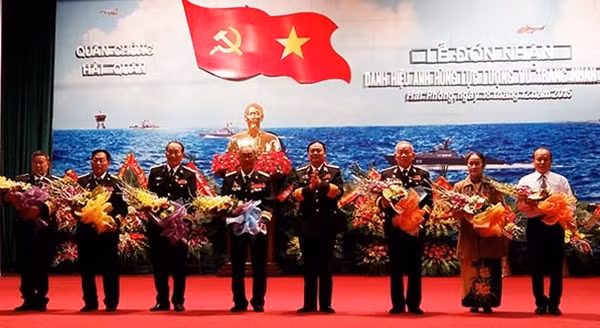 Trao tặng danh hiệu Anh hùng LLVTND cho 7 cựu chiến binh Hải quân.