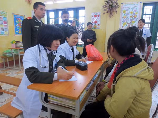 Đoàn viên thanh niên Bệnh viện Y học cổ truyền tổ chức thăm khá, cấp phát thuốc miễn phí cho các em học sinh.