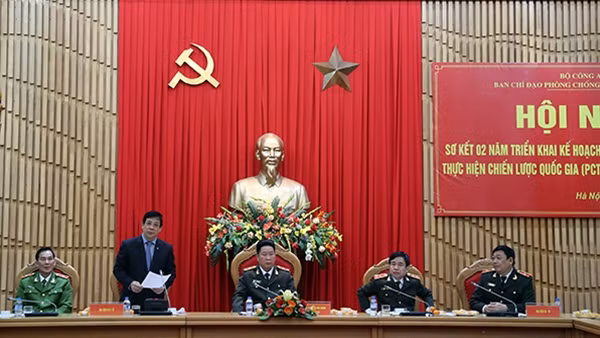 Đồng chí Lương Ngọc Khuê, Cục trưởng Cục Quản lý khám chữa bệnh, Giám đốc Quỹ phòng, chống tác hại thuốc lá Bộ Y tế phát biểu tại Hội nghị.