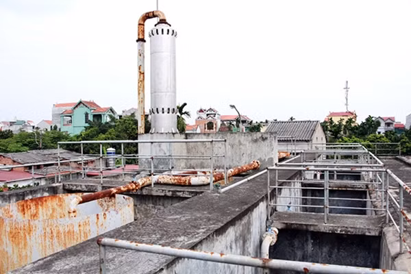 Ở phía trên nhà máy, hệ thống đường ống dẫn nước, bể lọc nước bị hư hỏng, hoen rỉ nghiêm trọng.