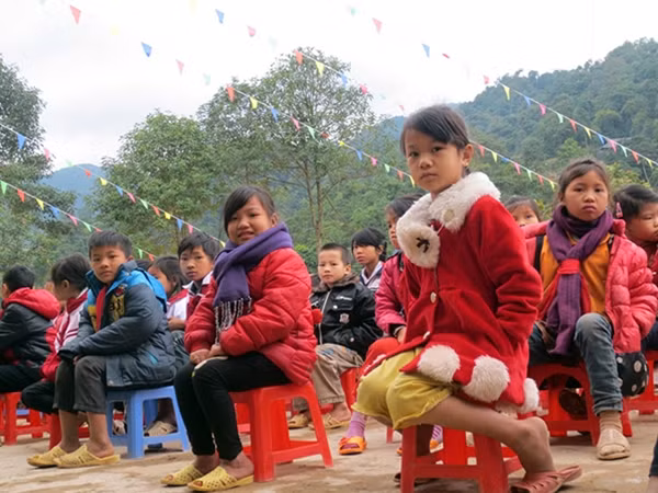 Các em học sinh nghèo Tòng Sành háo hức khi có đoàn công tác lên.