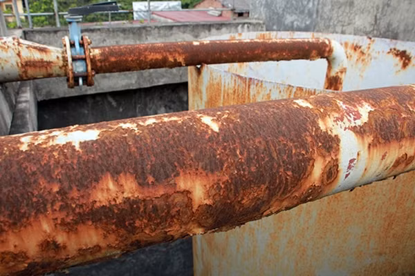 Đường ống dẫn nước bị hoen rỉ nghiêm trọng.