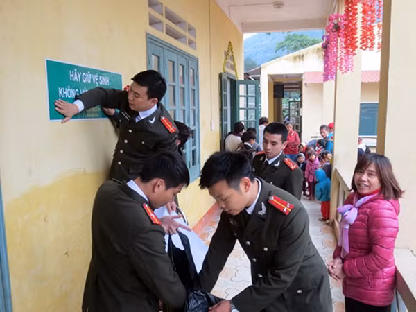 Đoàn viên thanh niên Cục Quản lý trang bị kỹ thuật và trang cấp tổ chức gắn pa nô, tuyên truyền đảm bảo vệ sinh cá nhân xung quanh khu vực ngôi trường Mầm non, Tiểu học và THCS Tòng Sành.