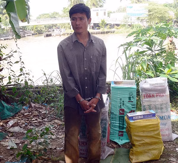 Đối tượng Trung cùng tang vật.