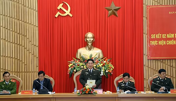 Trung tướng Bùi Văn Thành, Thứ trưởng Bộ Công an, Trưởng Ban chỉ đạo phòng, chống tác hại thuốc lá Bộ Công an phát biểu tại Hội nghị. Ảnh Hiếu Quỳnh.