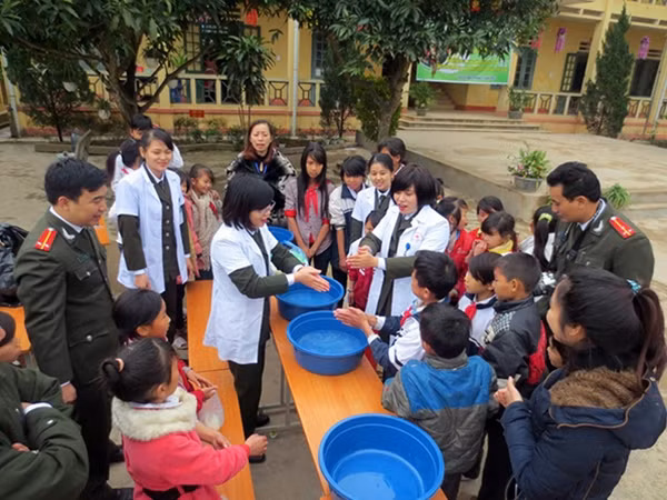 Đoàn viên thanh niên Cục Quản lý trang bị kỹ thuật và trang cấp, Bệnh viện Y học cổ truyền hướng dẫn các em học sinh vệ sinh cá nhân.
