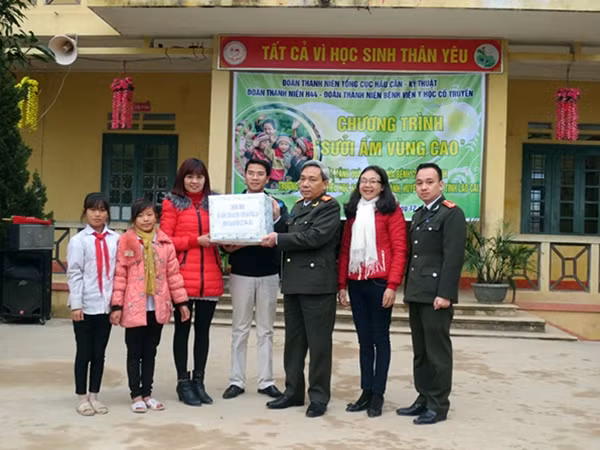 Đại tá Nguyễn Đức Lưỡng, Phó Cục trưởng Cục Quản lý trang bị kỹ thuật và trang cấp tặng quà các em học sinh nghèo Trường Mầm non, Tiểu học và THCS Tòng Sành.