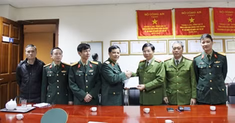 Thiếu tướng Phạm Văn Thi, Cục trưởng Cục Điều tra Hình sự Bộ Quốc Phòng, Phó trưởng Ban chỉ đạo 1389 Bộ Quốc phòng thay mặt Ban chỉ đạo “thưởng nóng" Ban Chuyên án.
