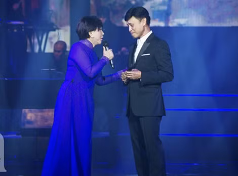 Tuấn Ngọc hát cùng Lệ Thu ở Hà Nội.