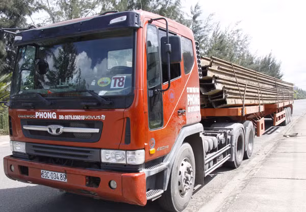 Xe chở quá tải, quá khổ đang “trốn” trong KCH Hòa Phú, huyện Long Hồ (Vĩnh Long).