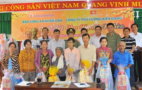 Đại diện Báo CAND, Tập đoàn Phú Cường và Công an tỉnh Kiên Giang tặng quà cho bà con nghèo phường An Hòa, TP Rạch Giá, Kiên Giang.