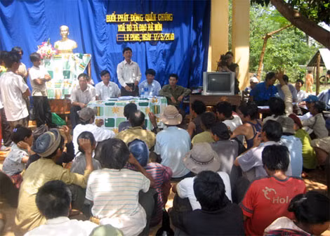 Công an huyện Mang Yang, Gia Lai tuyên truyền, vận động nhân dân xóa bỏ hủ tục lạc hậu, không tin theo lời kẻ xấu xúi dục.