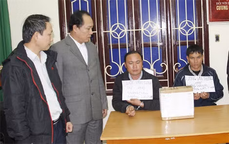 Lương Văn Thường và Lộc Văn Sứng cùng tang vật chuyên án.