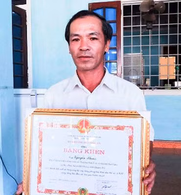 Ông Nguyễn Phước vinh dự nhận Bằng khen của Bộ Công an.