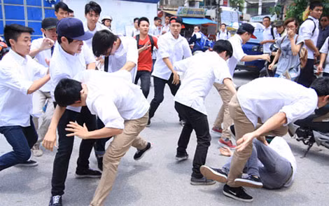 Những hình ảnh phản cảm không nên có tại môi trường học đường.