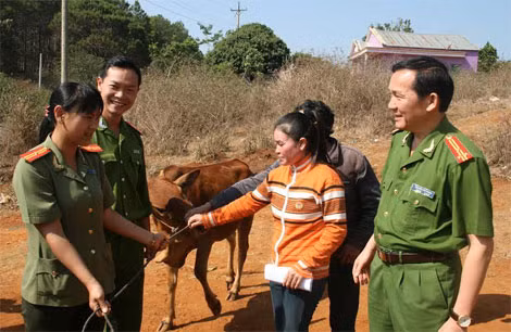 Chiến sỹ Ya Khôi nhận bò từ đồng đôi tặng.