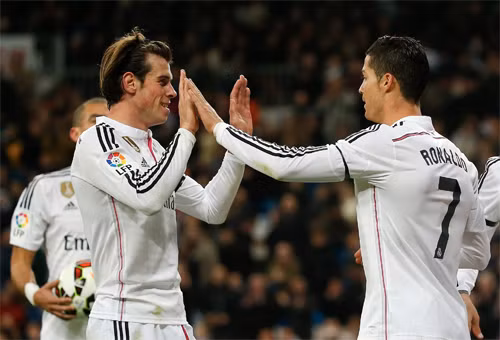 Bale (giữa) khẳng định giá trị đúng lúc với Real. Ảnh: Reuters