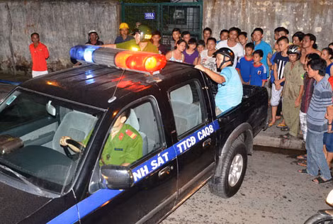 Công an khống chế một đối tượng “ngáo đá” gây rối trật tự trị an.