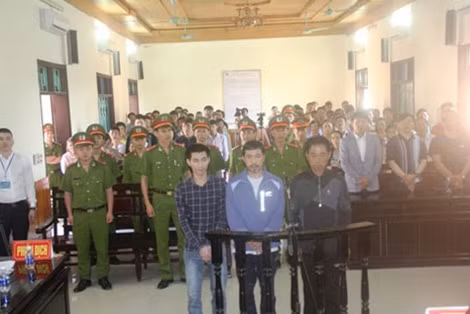 Quang cảnh tại phiên tòa sáng 16/11/2015.