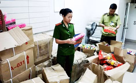 Phát hiện gần 1 tấn bánh kẹo nhập lậu