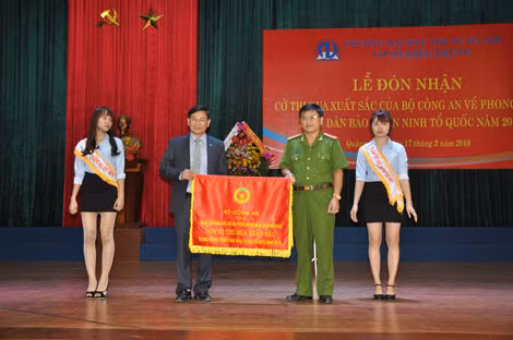  Trao cờ thi đua xuất sắc của Bộ Công an tặng trường Đại học Nội vụ Hà Nội 