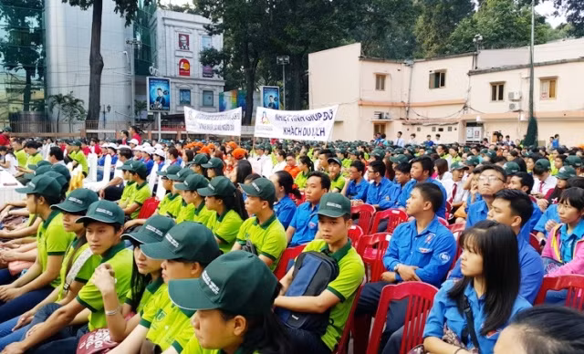 Buổi ra quân làm sạch môi trường thu hút gần 1.000 bạn trẻ TPHCM tham gia. Ảnh:hochiminhcity.vn