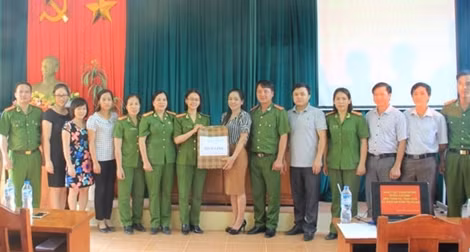 Học viện CSND tặng quà cô giáo hơn 10 năm chống chọi với HIV