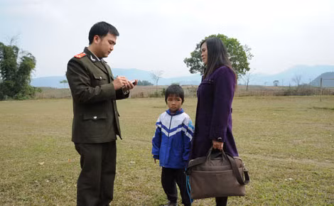 Phóng viên Báo CAND trao đổi với cô giáo “cắm bản” Đinh Thị Yển.