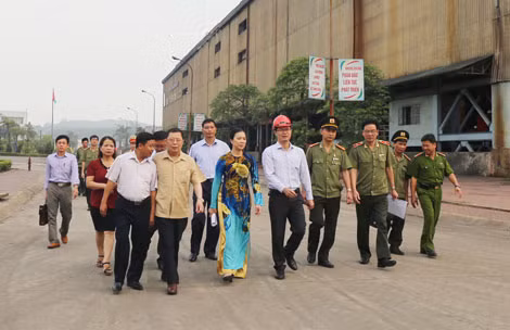 Lãnh đạo Ủy ban Trung ương MTTQ Việt Nam cùng lãnh đạo tỉnh Lào Cai và Cục Xây dựng phong trào Toàn dân bảo vệ ANTQ thăm, kiểm tra một đơn vị có nhiều thành tích trong công tác bảo vệ ANTT.