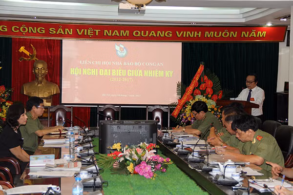 Đồng chí Trần Gia Thái, Phó chủ tịch Hội Nhà báo Việt Nam phát biểu tại hội nghị.
