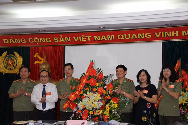 Tổng cục Chính trị CAND tặng hoa chúc mừng Liên chi hội nhà báo Bộ Công an.