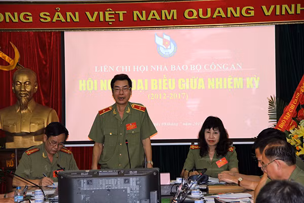 Thiếu tướng, TS Phạm Văn Miên, Chủ tịch Liên chi hội nhà báo Bộ Công an, Tổng biên tập Báo CAND chủ trì hội nghị.