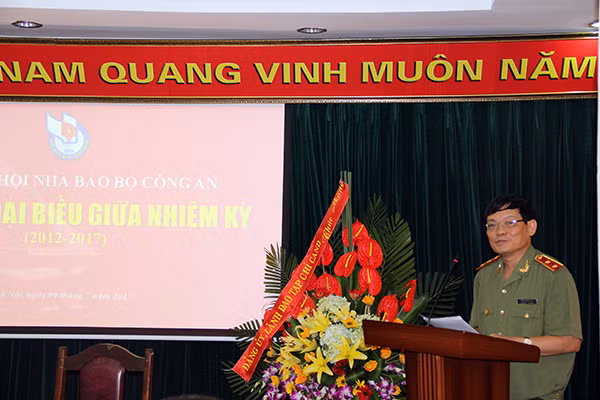 Trung tướng Trần Văn Nhuận, Phó Tổng cục trưởng Tổng cục Chính trị CAND phát biểu chỉ đạo tại hội nghị.