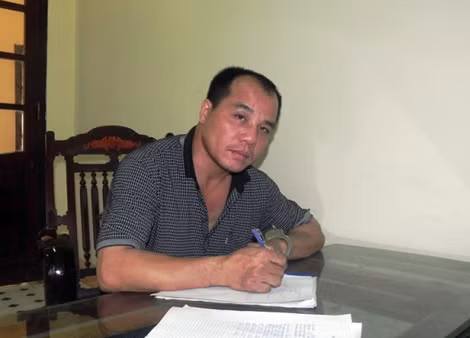 Đối tượng Nguyễn Long viết lời khai tại Đồn Biên phòng cửa khẩu quốc tế Cha Lo.