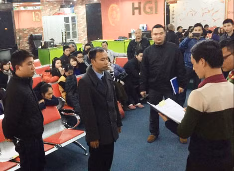 Cơ quan điều tra đọc lệnh khám xét Công ty HGI. Cơ quan điều tra đọc lệnh khám xét Công ty HGI.