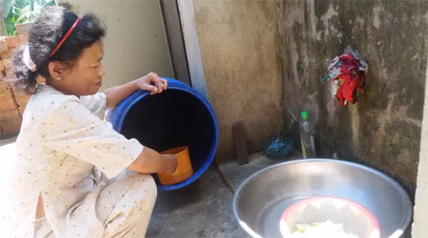 Bà Võ Thị Kính, thôn Long Hưng, xã Tân Long, huyện Hướng Hóa bòn từng giọt nước để ăn uống, sinh hoạt.