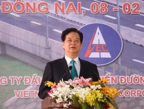 Thủ tướng Nguyễn Tấn Dũng phát lệnh thông xe đường cao tốc.