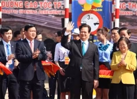 Thủ tướng Nguyễn Tấn Dũng, bà Trương Mỹ Hoa-Nguyên Phó Chủ tịch nước, Bộ trưởng Bộ GTVT Đinh La Thăng cùng lãnh đạo bộ, ngành, tỉnh Đồng Nai, TPHCM dự lễ thông xe.