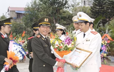 Thượng tướng Trần Việt Tân, Thứ trưởng Bộ Công an trao Bằng khen giảng viên dạy giỏi cấp Bộ năm 2012-2013 cho Đại úy Lê Xuân Phương.