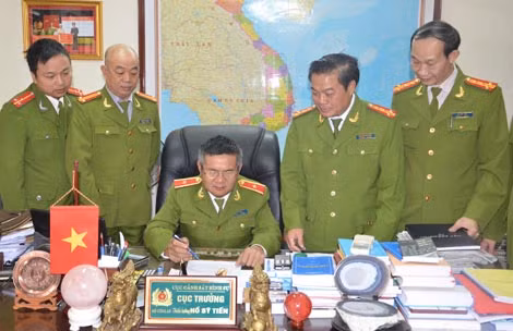 Thiếu tướng Hồ Sỹ Tiến, Cục trưởng C45 đang chỉ đạo một chuyên án.
