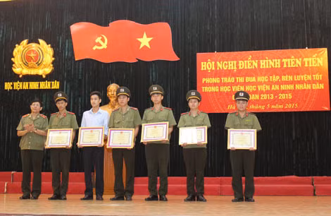 GS.TS Nguyễn Văn Ngọc, Giám đốc Học viện ANND tặng giấy khen cho các tập thể tiêu biểu.
