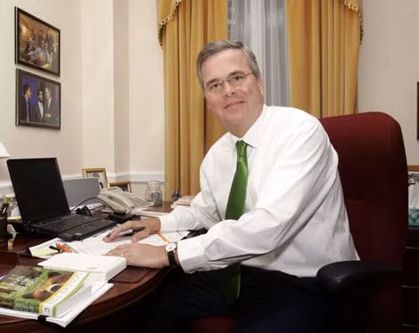 Jeb Bush trong Văn phòng Thống đốc ở Tallahassee, thủ phủ bang Florida, năm 2006.