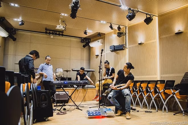 Theo dự kiến, Live concert “Phá” sẽ kéo dài trong 3 tiếng đồng hồ bên cạnh những phần giao lưu cùng nhiều hoạt động bên lề diễn ở Sân vận động Hoa Lư. Ở chương trình chính, Phạm Anh Khoa sẽ kết hợp với những khách mời như: Microwave, Parasite, ca sĩ Phù Vạn Nam Hương cùng các thành viên của PAK Band để thể hiện nhiều tiết mục đặc biệt bên cạnh những phần biểu diễn solo.