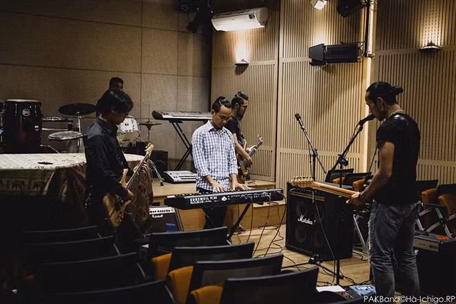 Chia sẻ cảm xúc khi thời điểm diễn ra Live Concert “Phá” chỉ còn đếm từng ngày, Phạm Anh Khoa tâm sự: “Hiện tại, tôi và ê kíp đã sẵn sàng để cháy hết mình trong Live Concert “Phá”. Đây sẽ là một dấu mốc đáng nhớ trong sự nghiệp ca hát của tôi vì thế tôi và các cộng sự sẽ nỗ lực hết sức để mang tới cho khán giả một đêm biểu diễn ấn tượng và đáng nhớ nhất. Trong suốt nhiều tuần qua, phần âm nhạc của Live Concert “Phá” luôn là điều khiến tôi suy nghĩ và tốn nhiều thời gian nhất. Có những lúc, tôi “bỏ nhà”, cắt mọi liên lạc với tất cả mọi người để đến phòng tập ngồi hát một mình và tìm kiếm những cảm xúc riêng. Từ trước đến nay, khán giả biết đến âm nhạc của tôi qua sự chân thành, không hoa mĩ, song để không phụ lòng mong đợi của công chúng và sự cố gắng của toàn ê kíp, tôi phải cố gắng nhiều hơn nữa trong giai đoạn “nước rút” để Live Concert “Phá” diễn ra đúng như dự định ban đầu”.