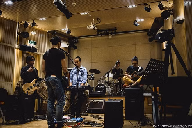 Sẽ chào đón 10.000 khán giả đến sân vận động để thưởng thức Live Concert “Phá” vào ngày 13/05 tới, hiện tại số lượng vé chương trình đã bán gần hết và xảy ra tình trạng “cháy vé” ở một số điểm phát hành.