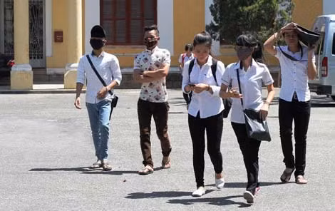 Tại cụm thi Đà Nẵng, nhiều thí sinh hoàn thành bài thi sớm hơn nhiều so với thời gian quy định. Tại cụm thi Đà Nẵng, nhiều thí sinh hoàn thành bài thi sớm hơn nhiều so với thời gian quy định.