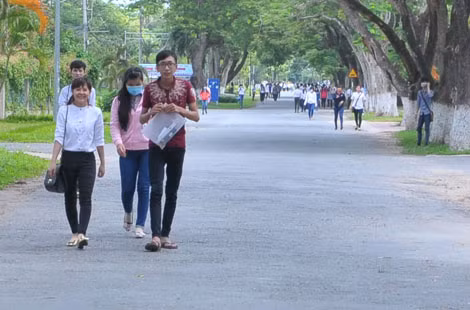Thí sinh vui vẻ rời phòng thi tại trường ĐH Cần Thơ. Thí sinh vui vẻ rời phòng thi tại trường ĐH Cần Thơ.