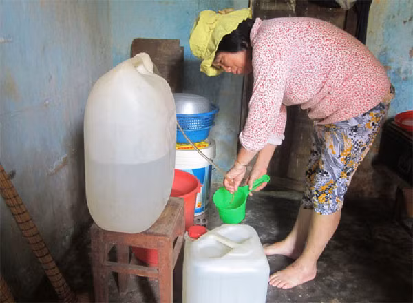 Người dân thôn Phước Thiện phải đi mua nước sạch và chắt chiu từng giọt nước trong sử dụng.